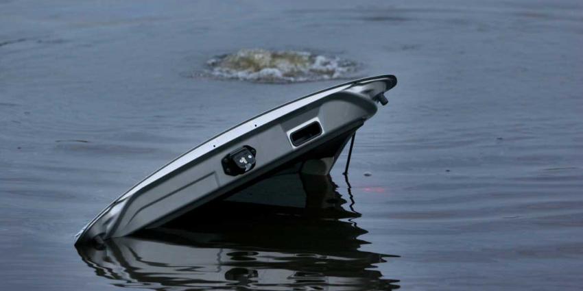 Buurtbewoners halen bestuurder uit te water geraakte auto