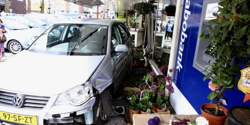 Auto ramt gevel van bloemist in Boxtel