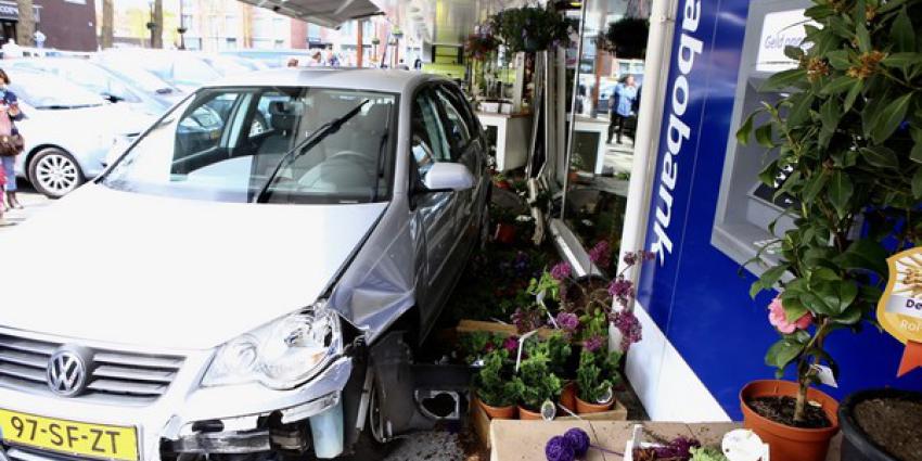 Auto ramt gevel van bloemist in Boxtel