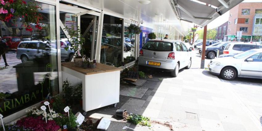Auto ramt gevel van bloemist in Boxtel