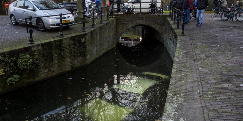 Auto kopje onder in Schiedamse haven na vergeten handrem