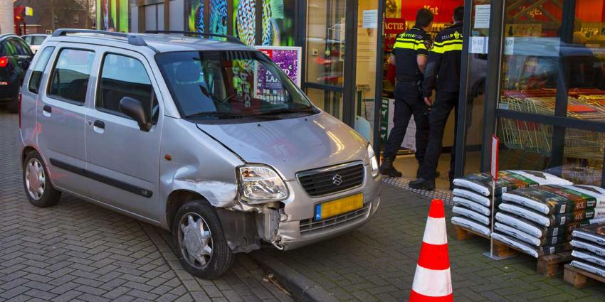 Bejaarde automobiliste ramt gevel van winkel in Schijndel