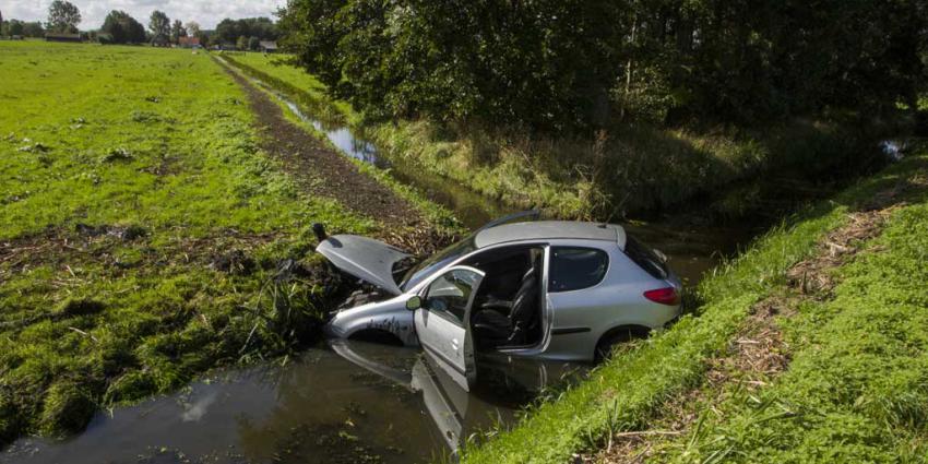 Auto te water langs A20