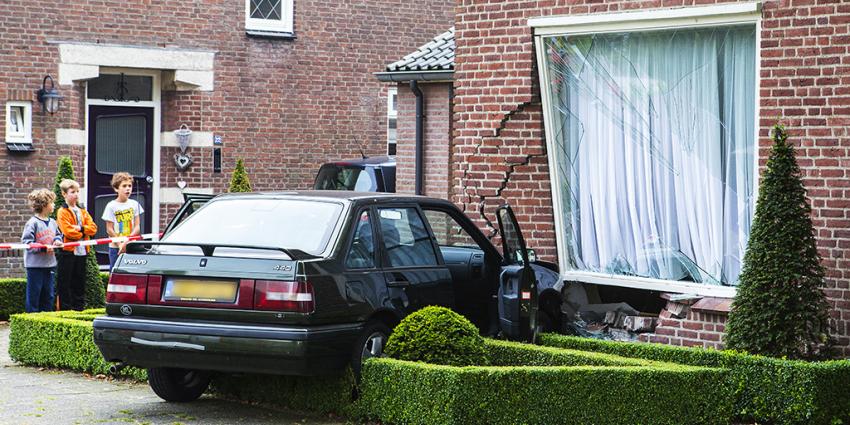 Woning zwaarbeschadigd door naar binnen gereden auto in Veghel