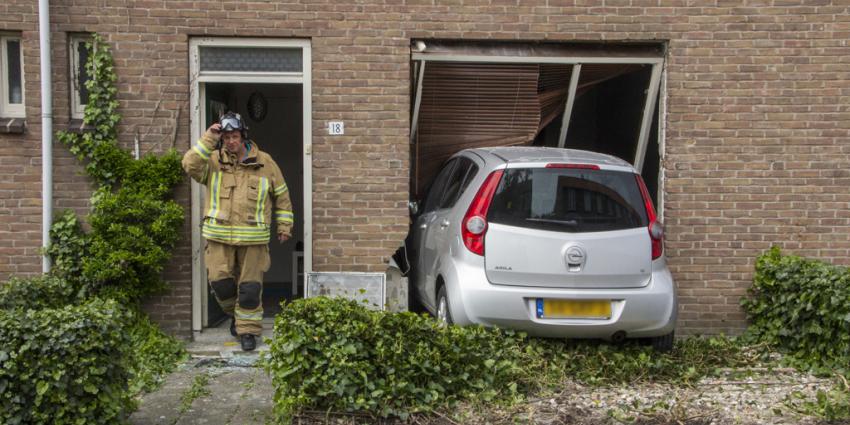 Meisje (10) rijdt auto van moeder woning overbuurman binnen