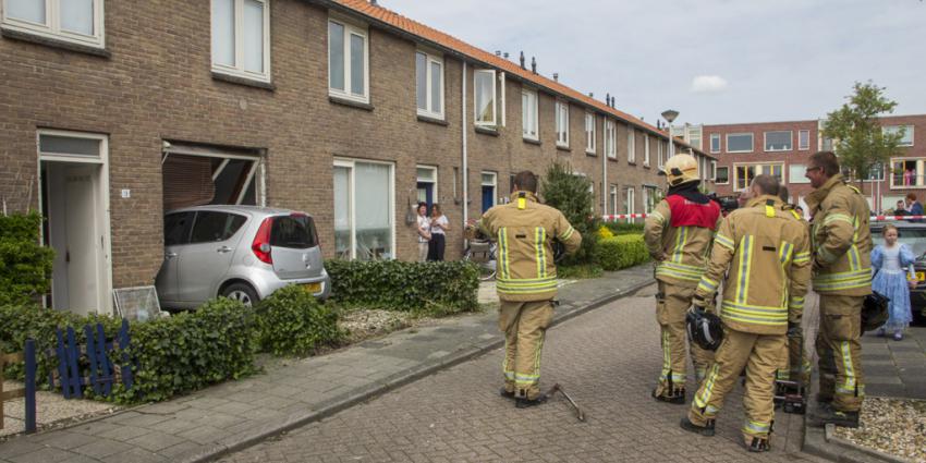 Meisje (10) rijdt auto van moeder woning overbuurman binnen