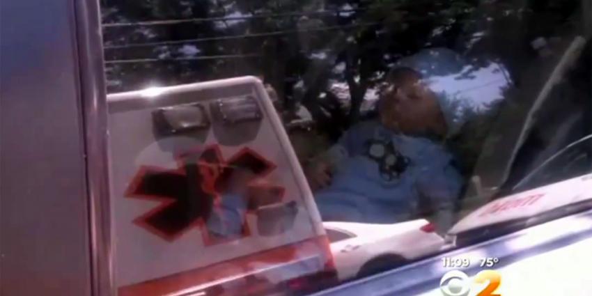 Medewerkers ambulance slaan autoruit in om pop te redden