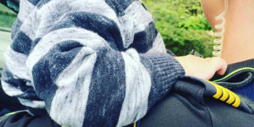 Politie slaat ruit auto in met alleen een baby erin 