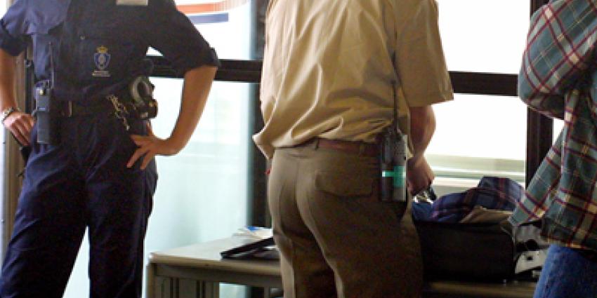 Foto van KMar controle bagage Schiphol | Archief EHF