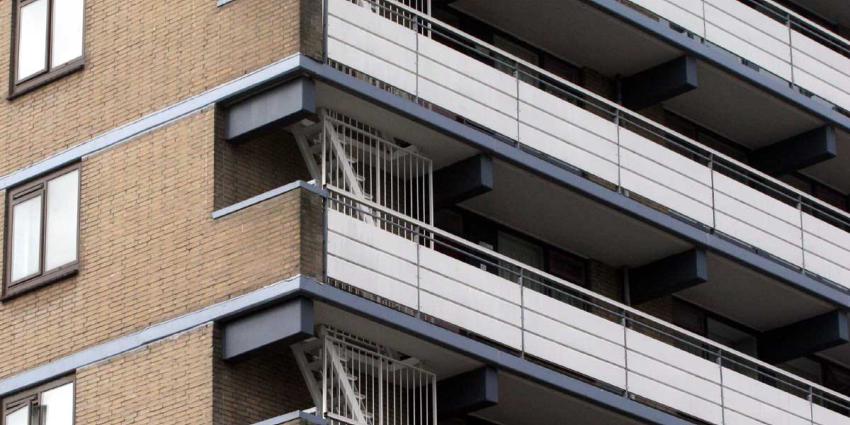 Vrouw (41) gewond na val van flatbalkon op  twee hoog, bewoner aangehouden