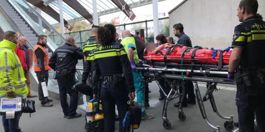 Tiener valt van balustrade op perron metrostation