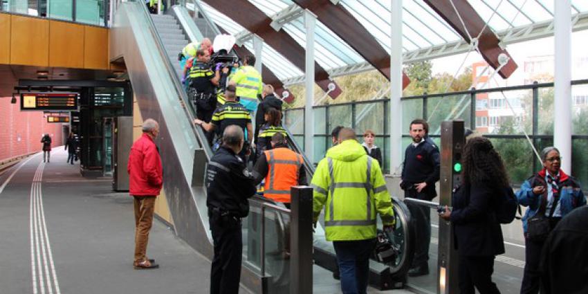Tiener valt van balustrade op perron metrostation
