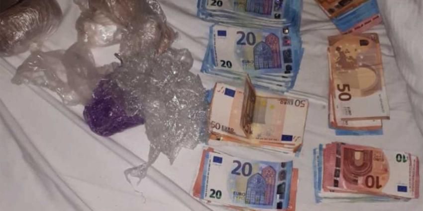 Achter radiator verstopte bankbiljetten en heroïne in hotelkamer