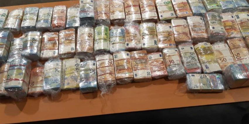 bankbiljetten-stapels