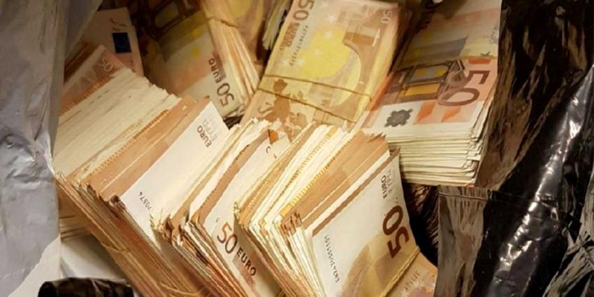 Politie doet inval bij inbraakverdachten en vindt veel geld en vuurwapens