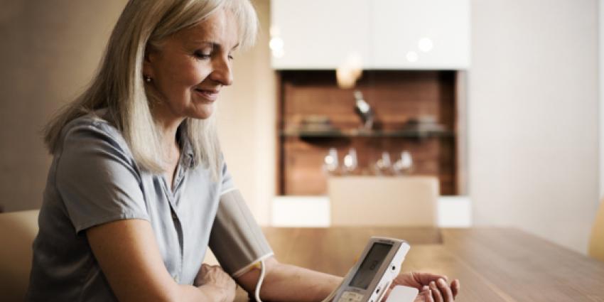 Vrouw die bloeddruk meet