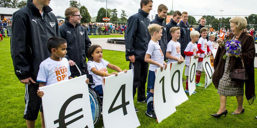 Prinses Beatrix neemt recordopbrengst Zwaluwen JeugdActie in ontvangst 