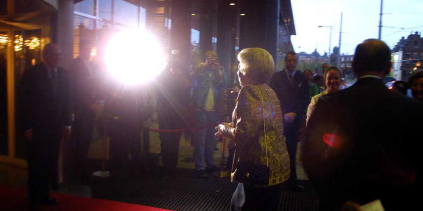 Galavoorstelling 50 jaar De Nationale Opera door prinses Beatrix bijgewoond