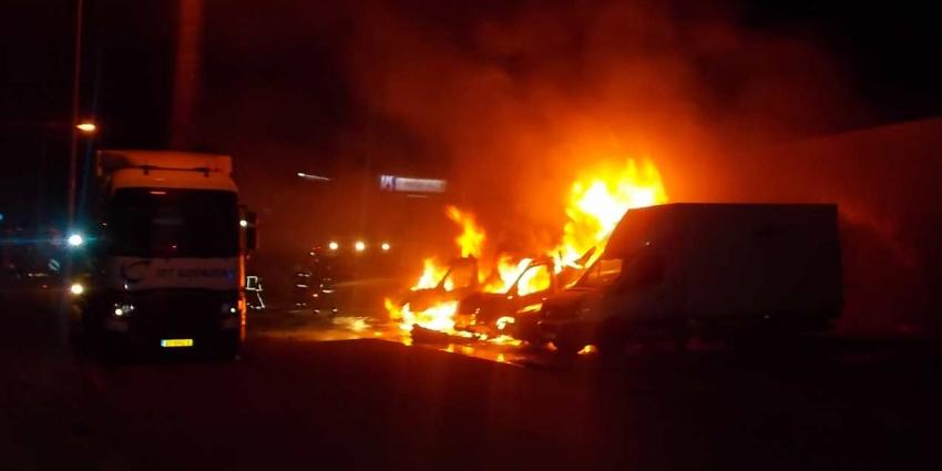 Vier bedrijfsauto&#039;s in vlammen op in Groningen