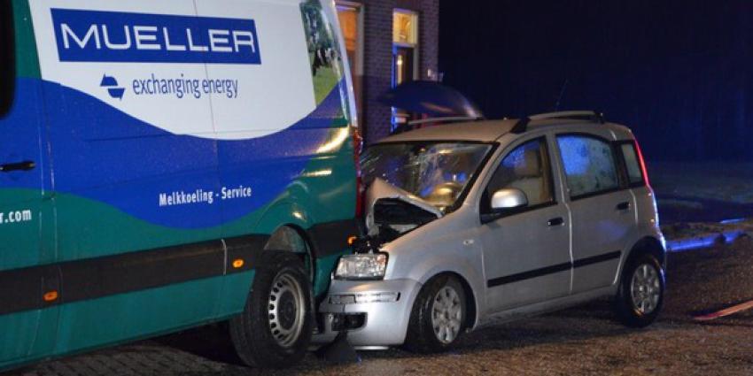 Personenauto botst op geparkeerde bedrijfsbus in Gasselternijveen