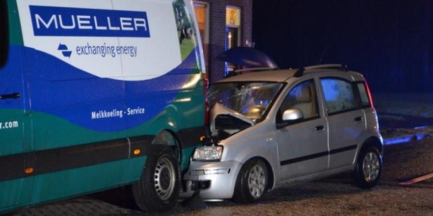 Personenauto botst op geparkeerde bedrijfsbus in Gasselternijveen