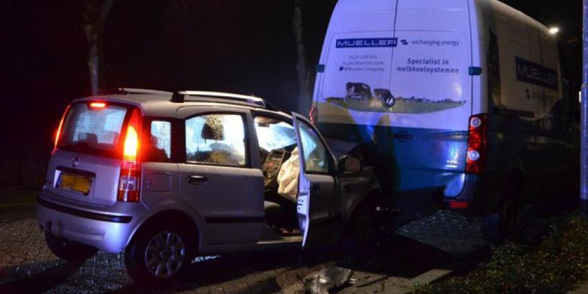 Personenauto botst op geparkeerde bedrijfsbus in Gasselternijveen