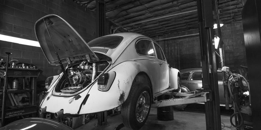 Volkswagen Kever op brug