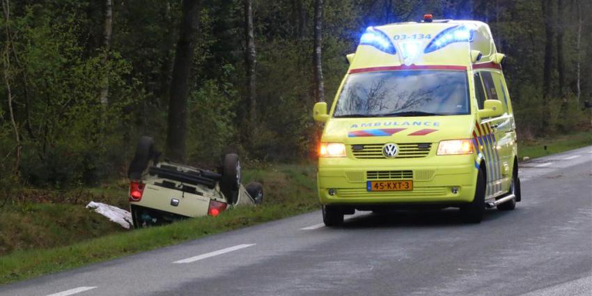 Vrouw met auto over de kop in sloot en bekneld