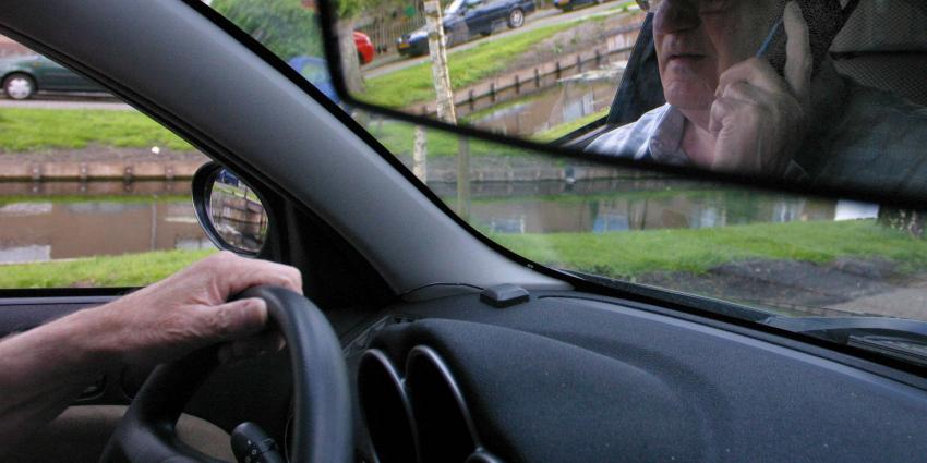 Politie Noord-Holland deelt maar liefst 393 boetes uit voor afleiding in het verkeer