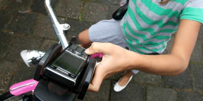 Minister gaat appen en bellen op fiets verbieden