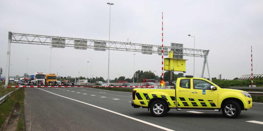 Vrachtwagens in Beneluxtunnel beschadigt door loshangende kabel, files tot gevolg