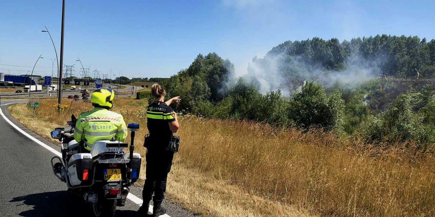Flinke vertraging snelweg A50 bij Eindhoven door felle bermbrand