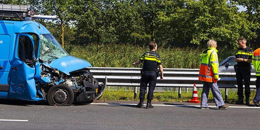 Bestuurder bestelbus klapt achterop vrachtwagen A2 bij Boxtel