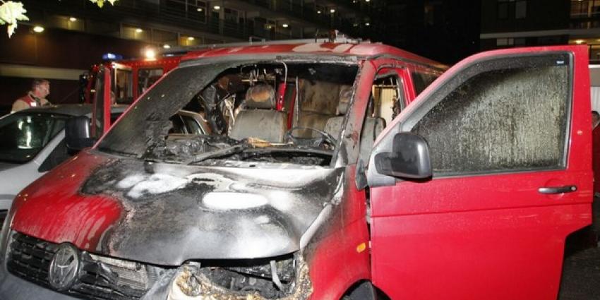  Bestelbusje op parkeerplek in brand, 13e autobrand sinds april