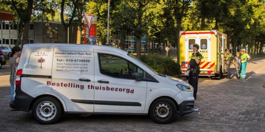 Bezorger burgerrestaurant en bezorger chinees restaurant rijden elkaar letterlijk in de wielen 