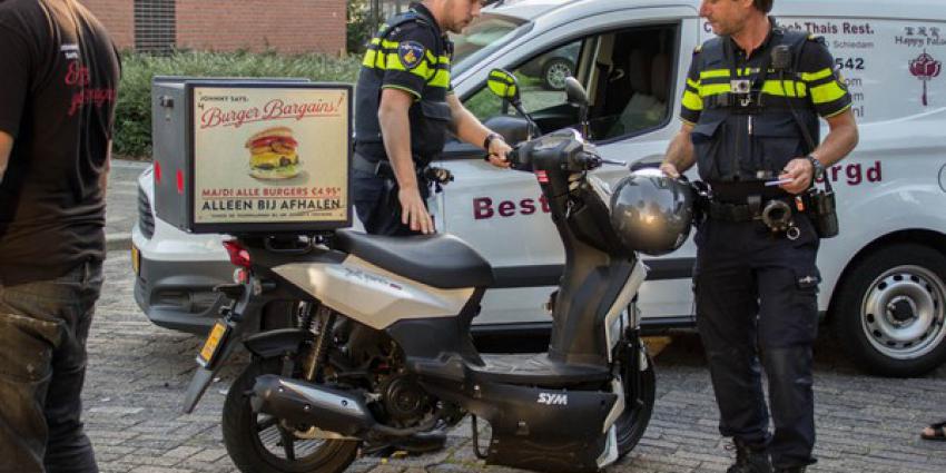 Bezorger burgerrestaurant en bezorger chinees restaurant rijden elkaar letterlijk in de wielen 