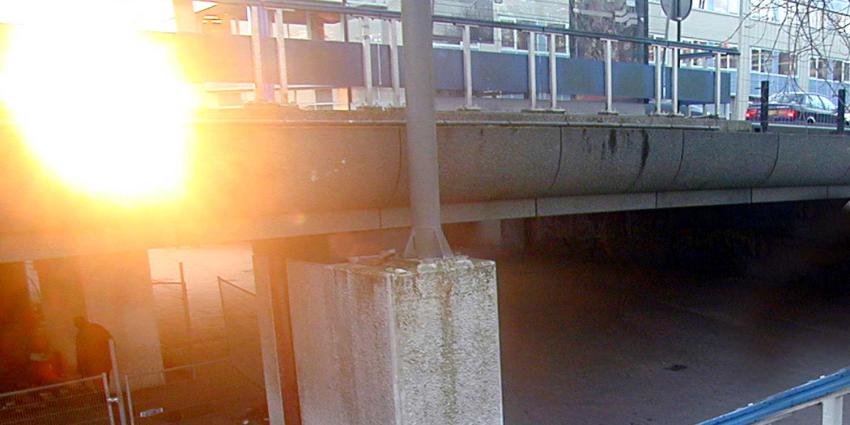 Jongen (15) in Bijlmer in kruis gestoken door passant