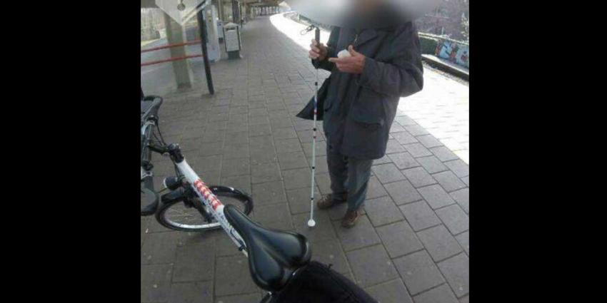 Verkeerd uitgestapte blinde man aan lot overgelaten