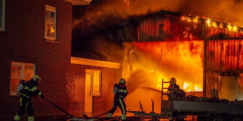 Loods verwoest door brand in Buitenpost