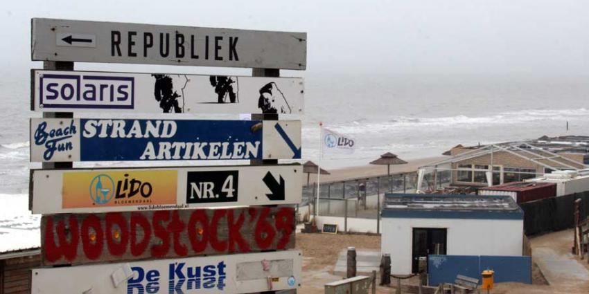Politie beëindigt strandfeesten Bloemendaal vanwege drukte