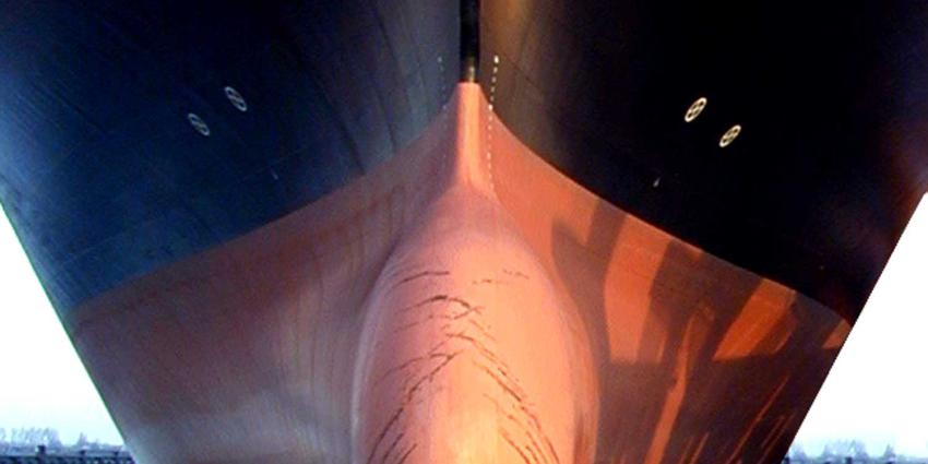 Containerreus van 366 meter vastgelopen in bocht Westerschelde