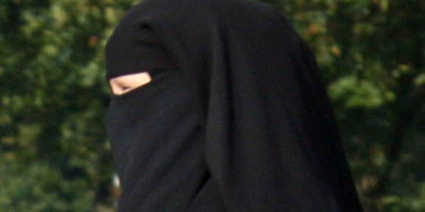 vrouw, niqab, onterecht, tegenhouden, speeltuin