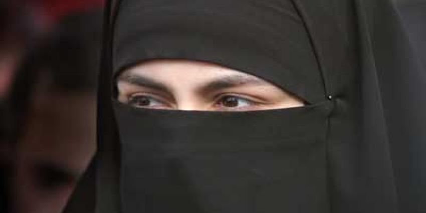 Vrouw die gezichtsbedekkende kleding weigerde af te doen terecht gekort op uitkering 