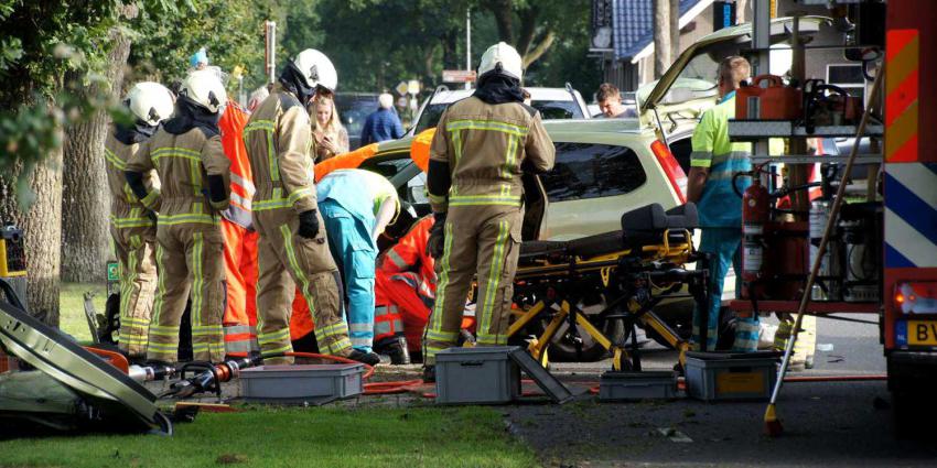 Auto tegen boom in Schoonoord