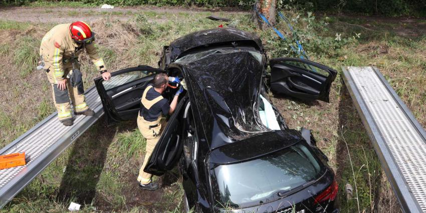 boom-botsing-snelweg-vangrail-greppel