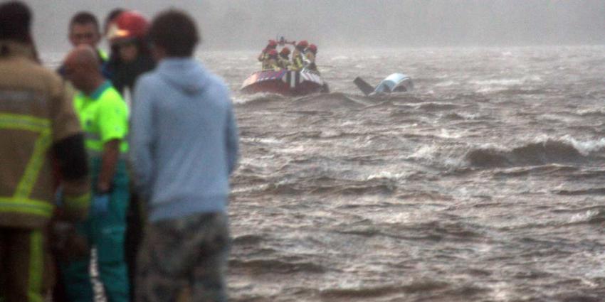 Drie opvarenden door storm omgeslagen zeilboot Westeinderplas gered