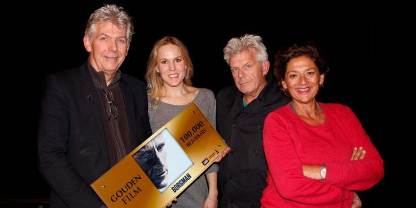 Vlnr: Marc van Warmerdam, Hadewych Minis, Alex van Warmerdam en Annet Malherbe met de Gouden Film