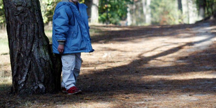 Jongetje van vijf brengt nacht alleen door in bos