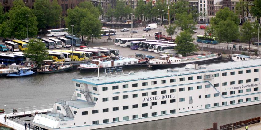 botel-hotel-toeristen-touringcar-Amsterdam