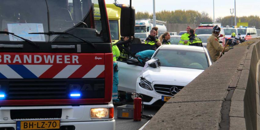Man gewond na botsing op betonblok voor Beneluxtunnel